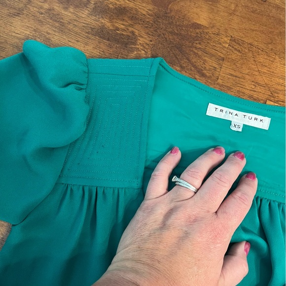 Trina Turk green blouse size XS Has been taken in on sides check measurements - Picture 4 of 9